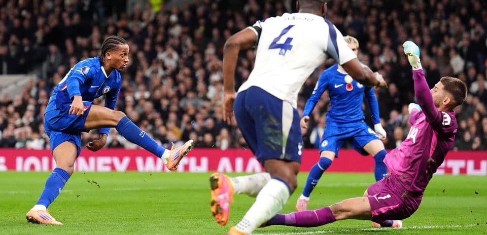 Jugador de Chelsea dispara a puerta contra Tottenham