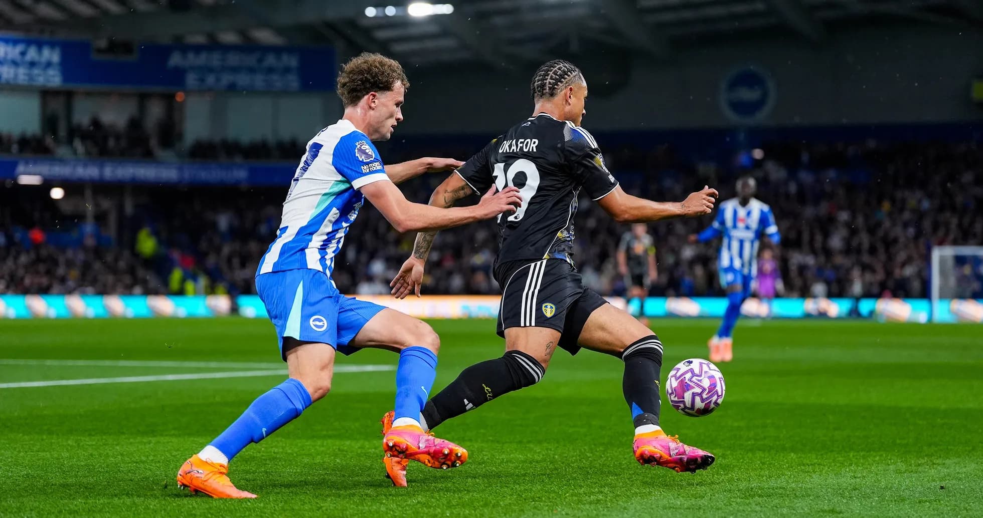 Jugador de Brighton persiguiendo a delantero de Leeds