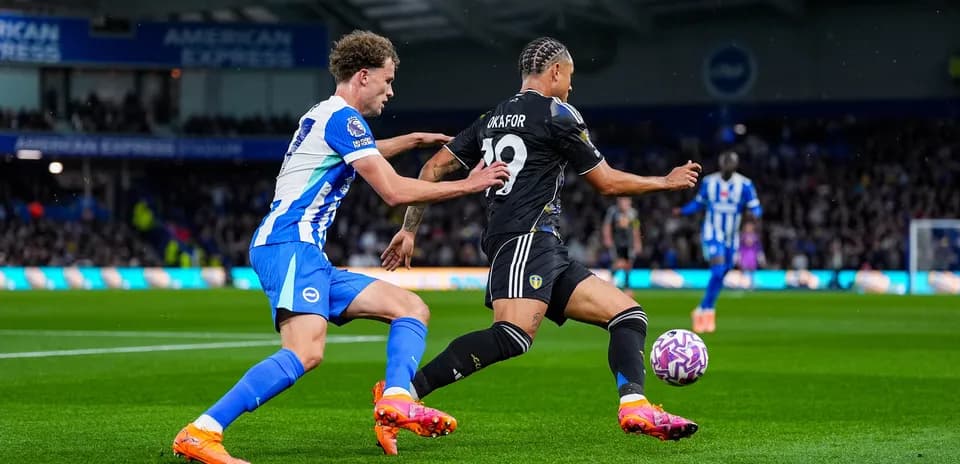 Jugador de Brighton persiguiendo a delantero de Leeds