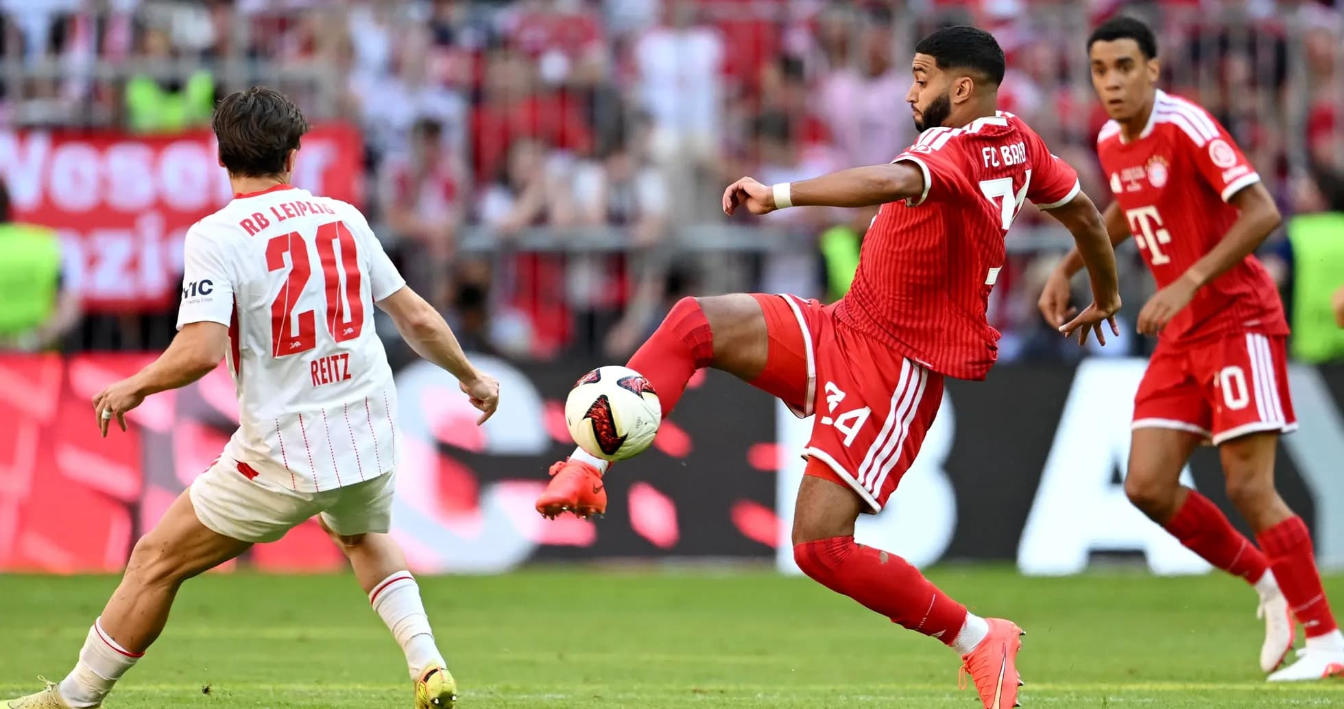 Jugador de Bayern Munich despejando el balón durante el partido
