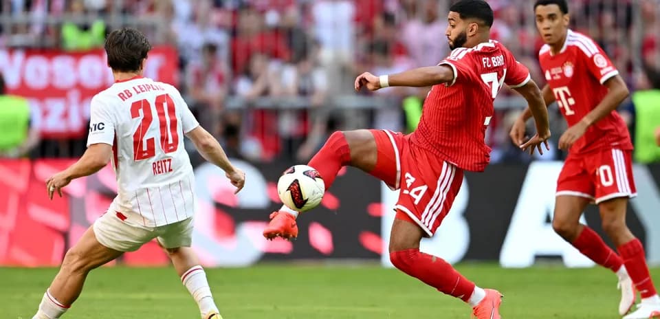 Jugador de Bayern Munich despejando el balón durante el partido