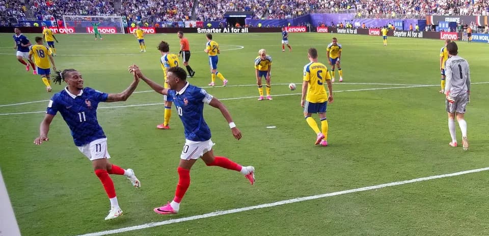 Jugadores de Francia celebrando un gol contra Suecia