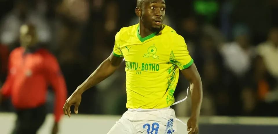 Jugador corriendo en camiseta amarilla de Mamelodi Sundowns