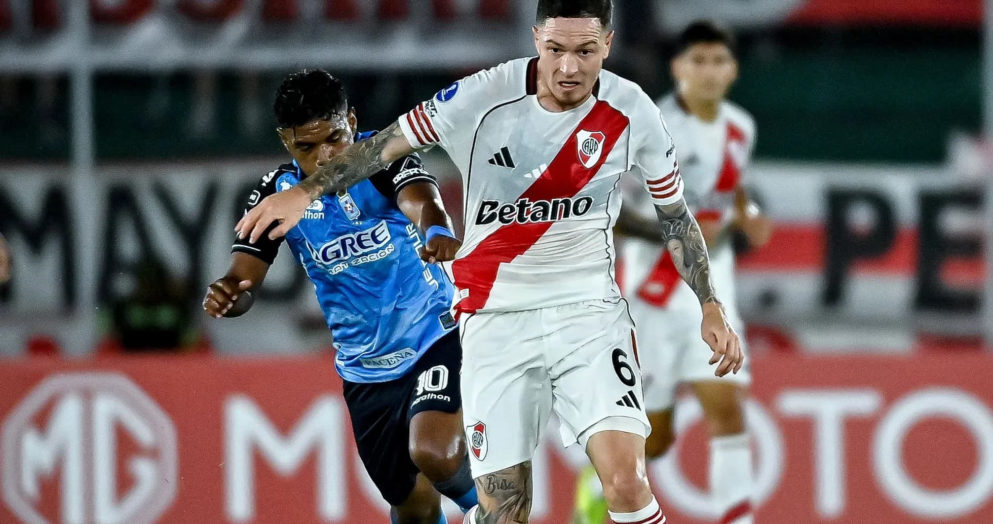 Jugador de River Plate en acción contra Tucumán