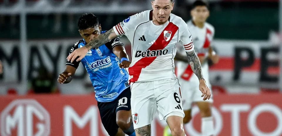 Jugador de River Plate en acción contra Tucumán