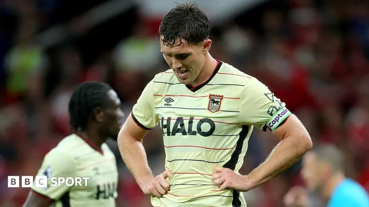 Jugador con la cabeza agachada en el campo