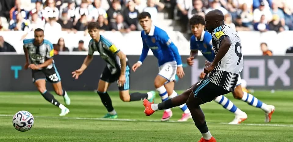Jugador de Newcastle ejecutando un penalti durante el partido