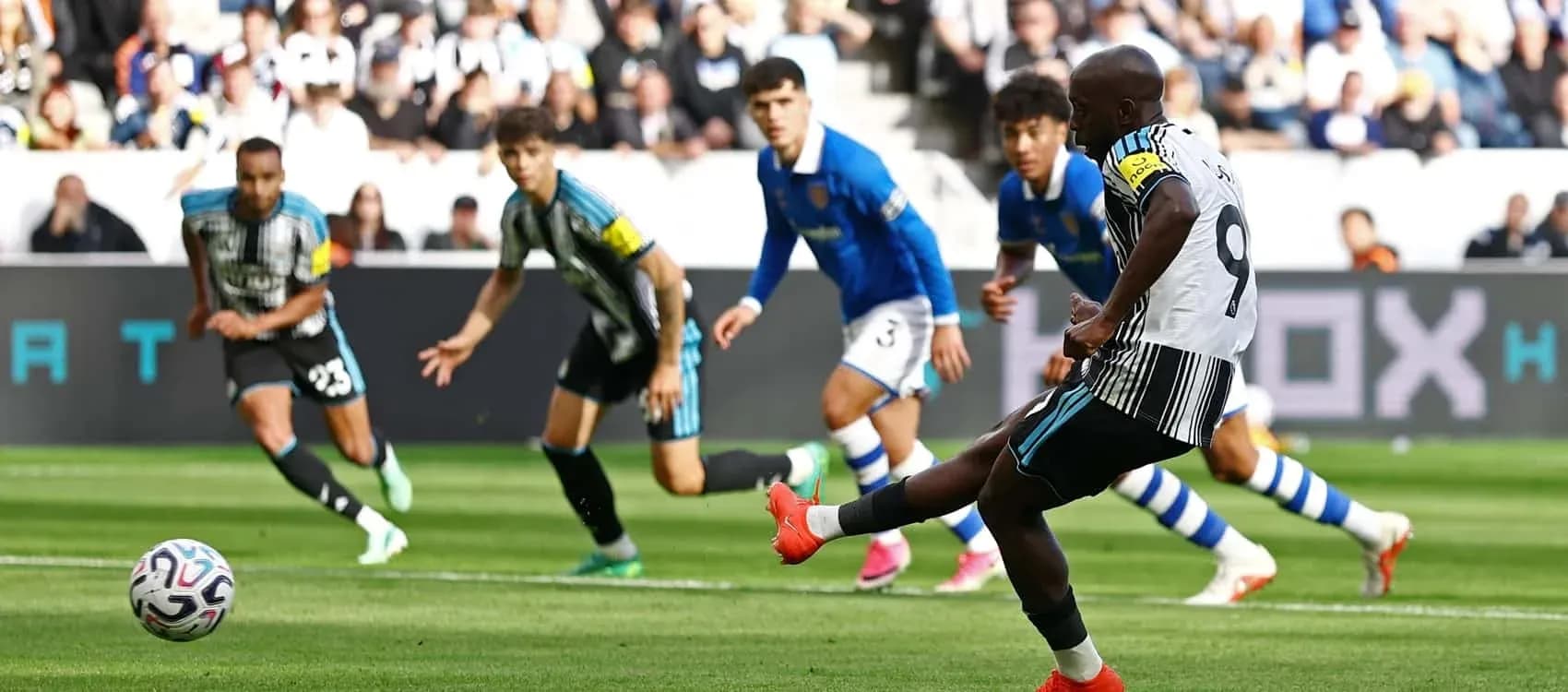 Jugador de Newcastle ejecutando un penalti durante el partido