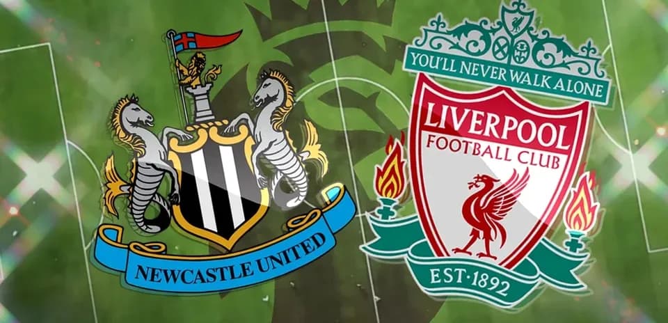 Logos de Newcastle United y Liverpool en el campo