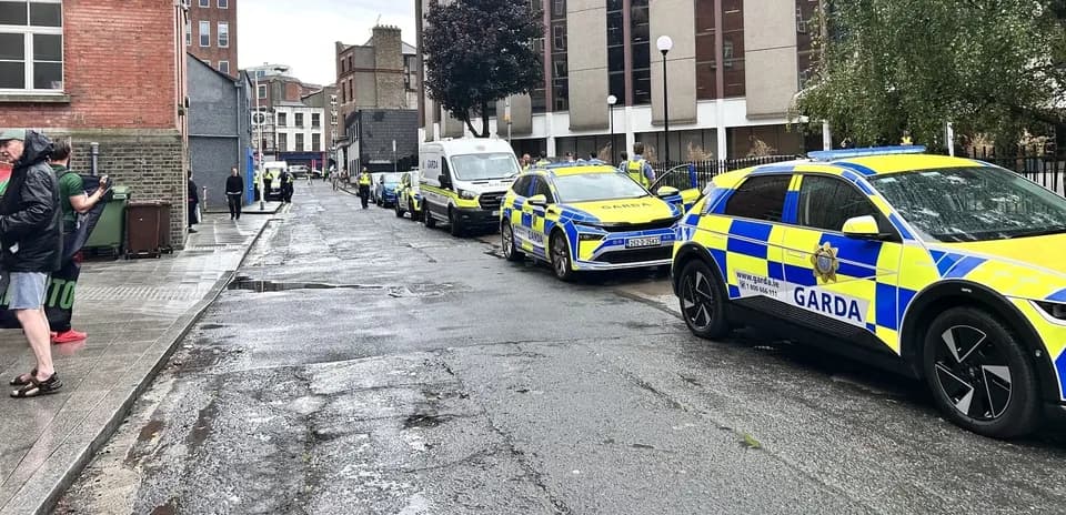 Varios vehículos de la Garda estacionados en la calle