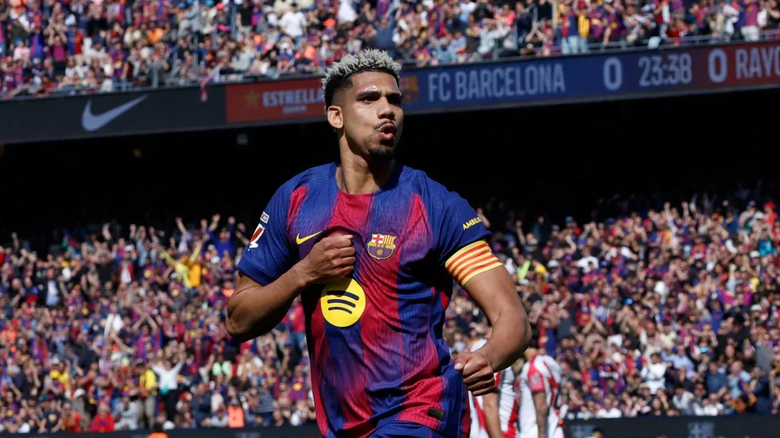 Jugador del Barcelona celebrando un gol en el Camp Nou
