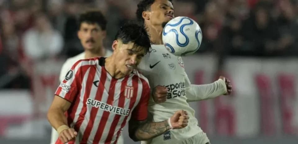 Jugadores de Estudiantes y Corinthians en acción