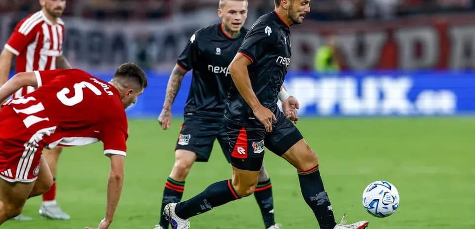 Jugador de NEC Nijmegen en acción contra Olympiakos