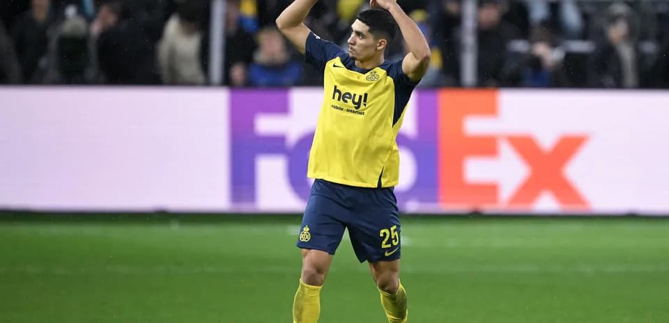 Jugador celebrando en el campo durante un partido