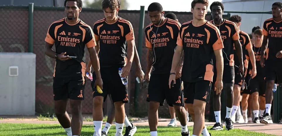 Jugadores de Arsenal caminando hacia la sesión de entrenamiento