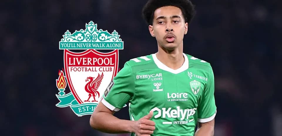 Jugador con camiseta verde de Saint-Étienne en acción