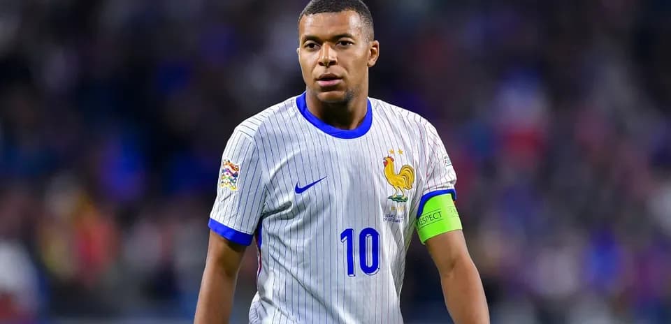 Kylian Mbappé con camiseta de Francia en el campo