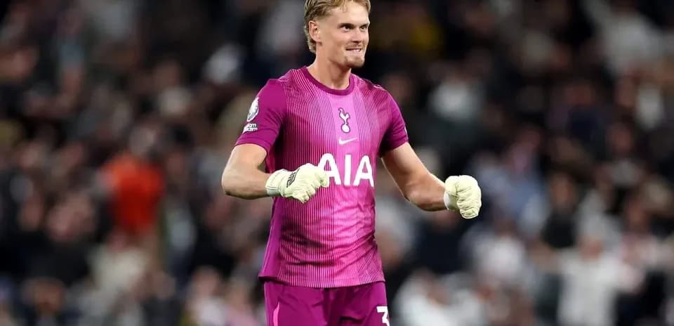 Portero de Tottenham celebrando con guantes puestos