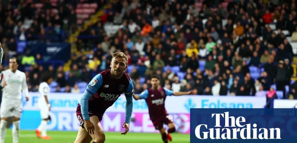 Jugador de West Ham celebrando un gol en el estadio