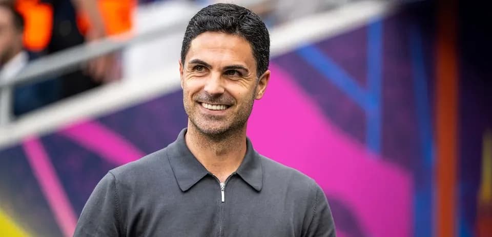 Entrenador sonriendo antes del partido