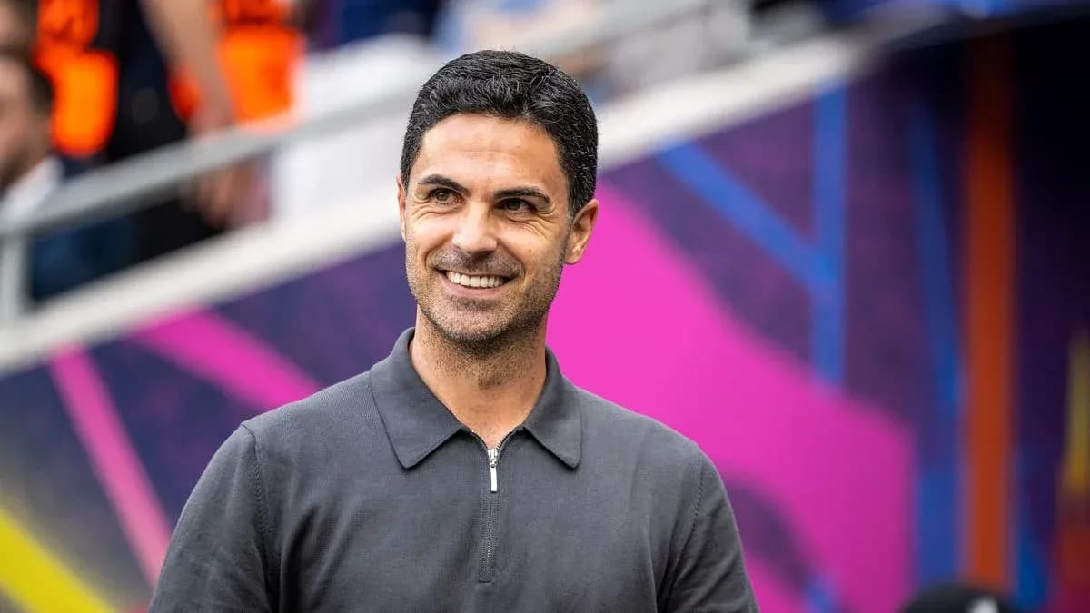 Entrenador sonriendo antes del partido