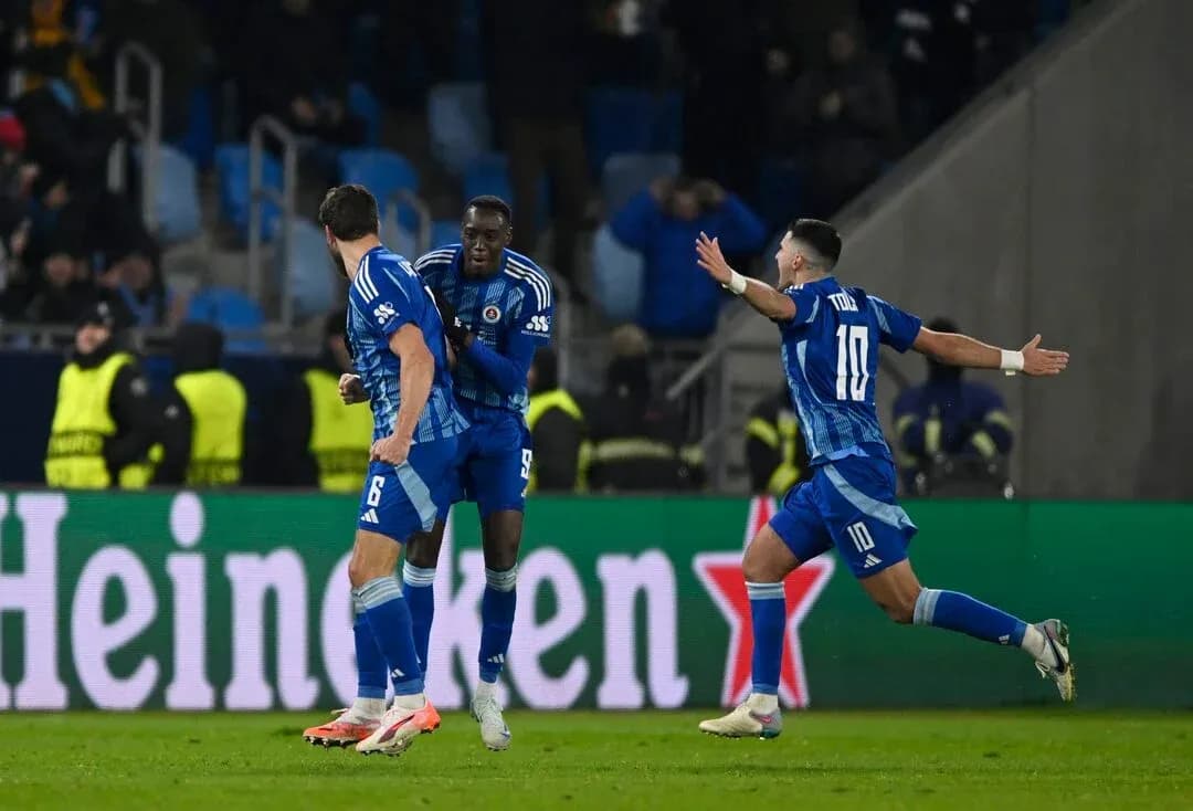 Jugadores de Slovan Bratislava celebrando un gol