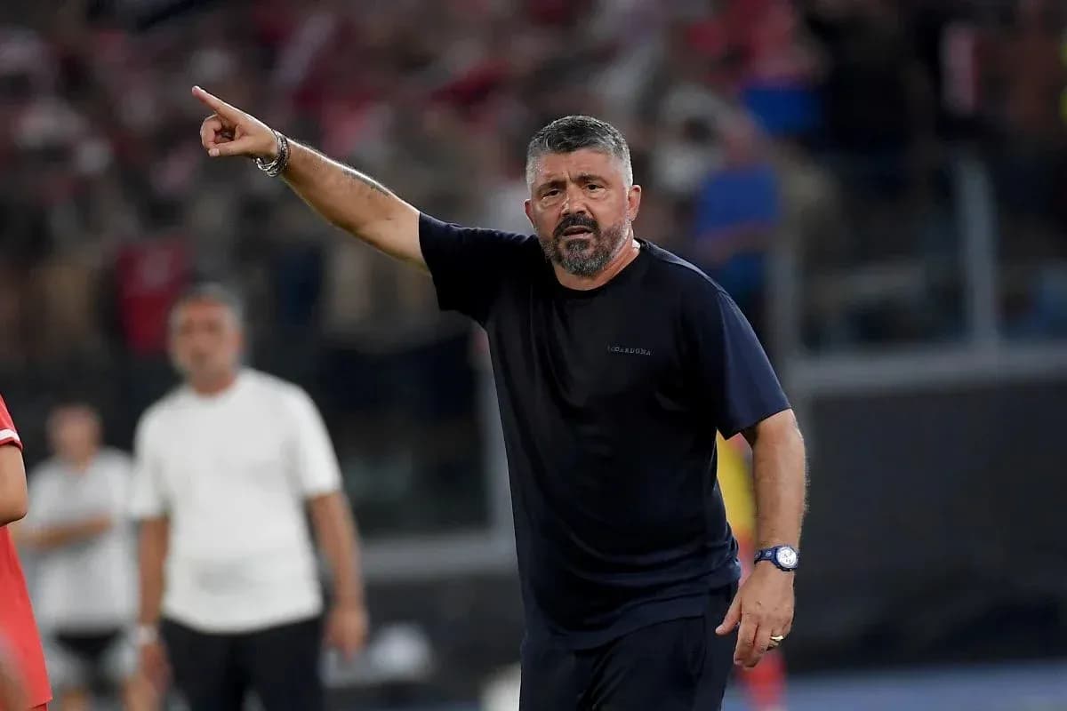 Entrenador dirigiendo instrucciones durante el partido