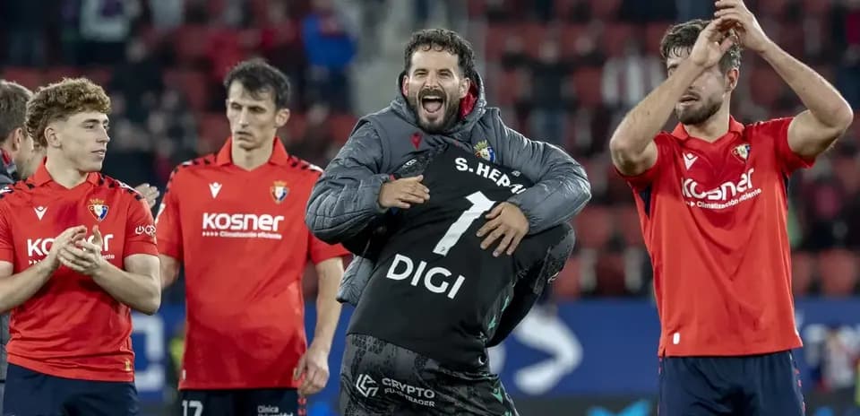 Celebración de jugadores de Osasuna tras la victoria