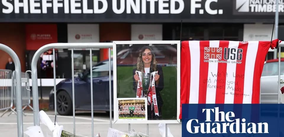 Homenaje a jugadora frente a estadio Sheffield United
