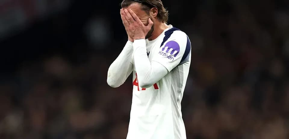 Jugador de Tottenham cubriendo su rostro con las manos