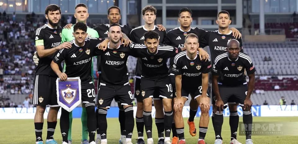 Equipo Qarabag posando antes del partido