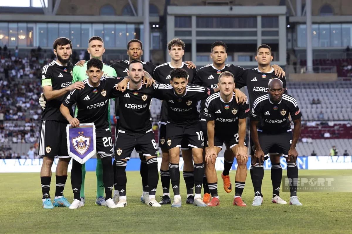 Equipo Qarabag posando antes del partido