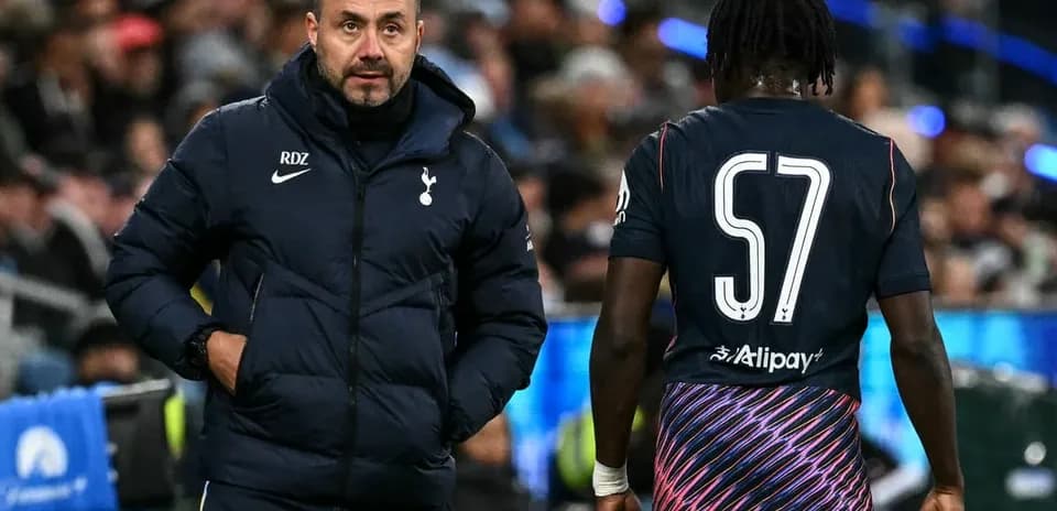 Entrenador de Tottenham dando instrucciones a jugador