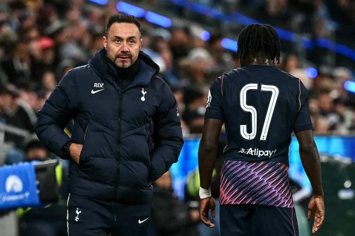 Entrenador de Tottenham dando instrucciones a jugador