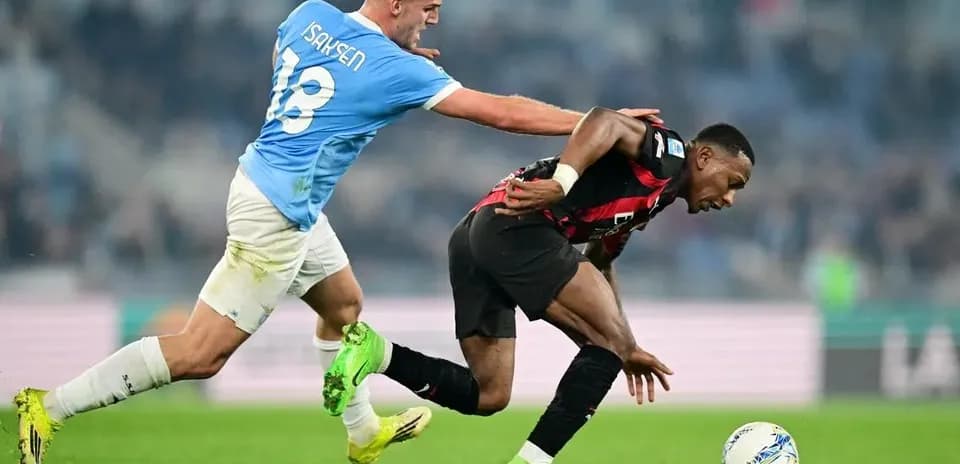 Jugador de Lazio persiguiendo a jugador de AC Milan