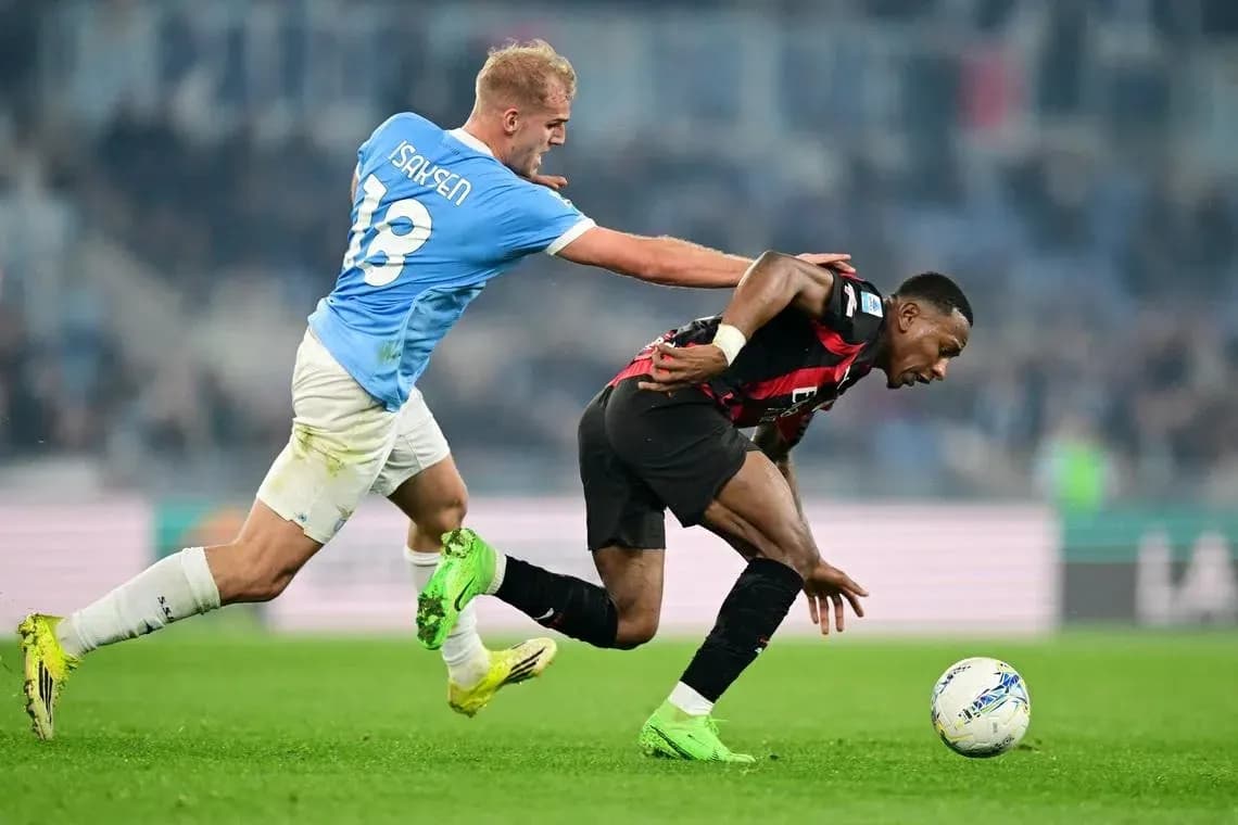 Jugador de Lazio persiguiendo a jugador de AC Milan