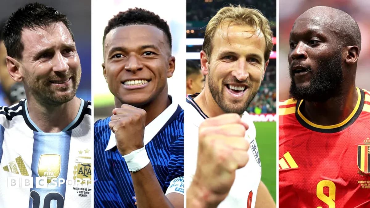 Cuatro futbolistas celebrando en diferentes partidos