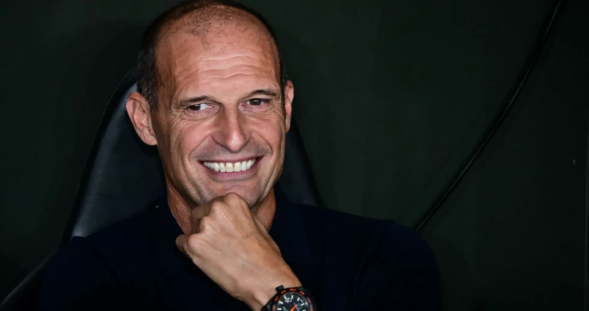 Entrenador sonriendo en una conferencia de prensa