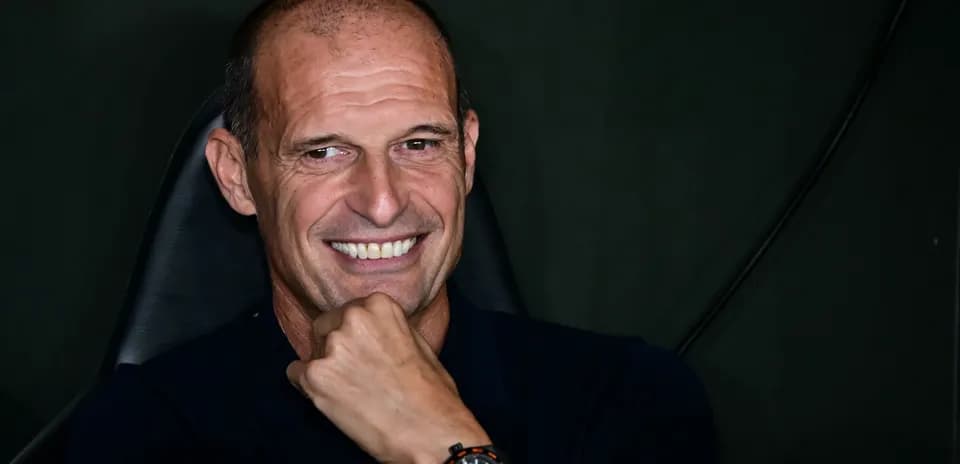 Entrenador sonriendo en una conferencia de prensa