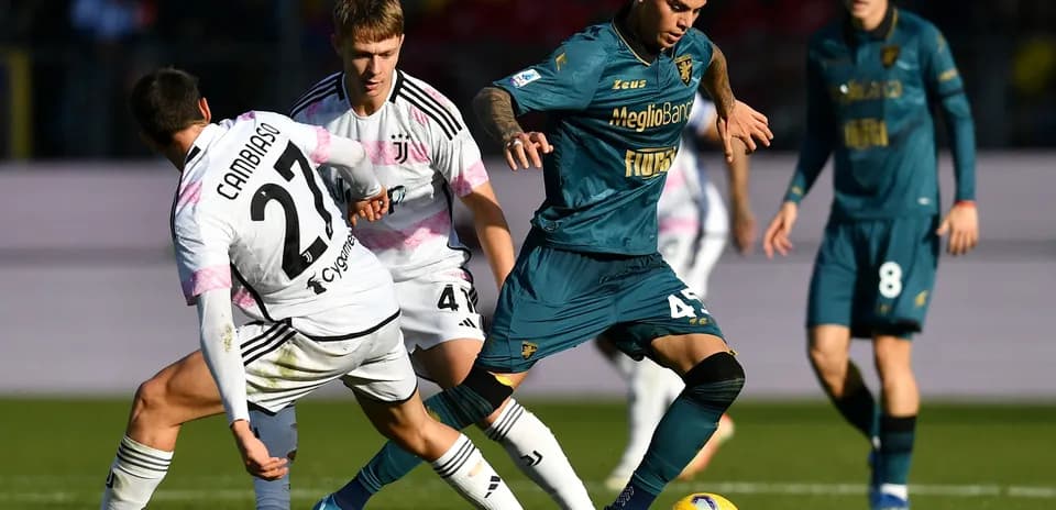 Jugadores de Frosinone y Juventus compiten por el balón