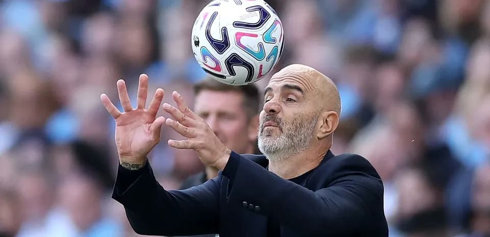 Entrenador intentando atrapar un balón durante partido
