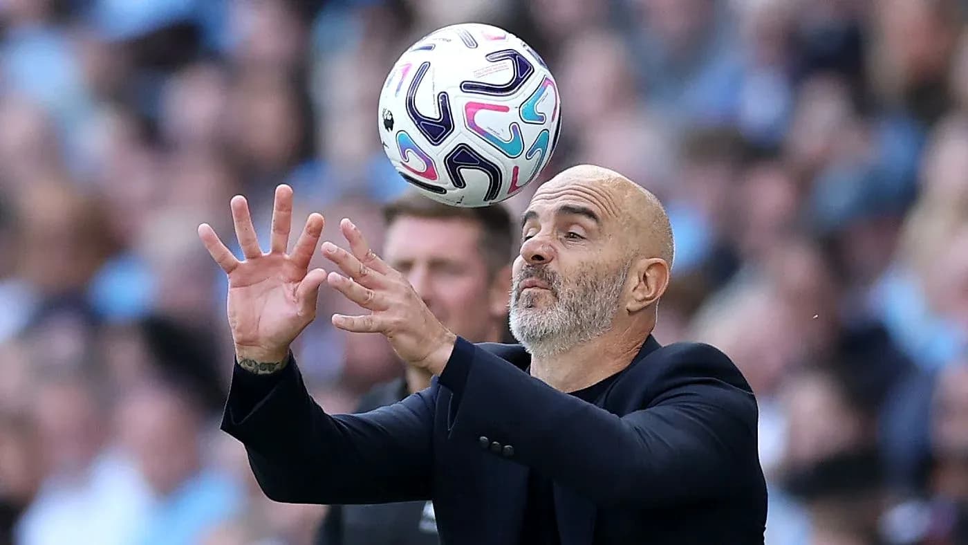 Entrenador intentando atrapar un balón durante partido