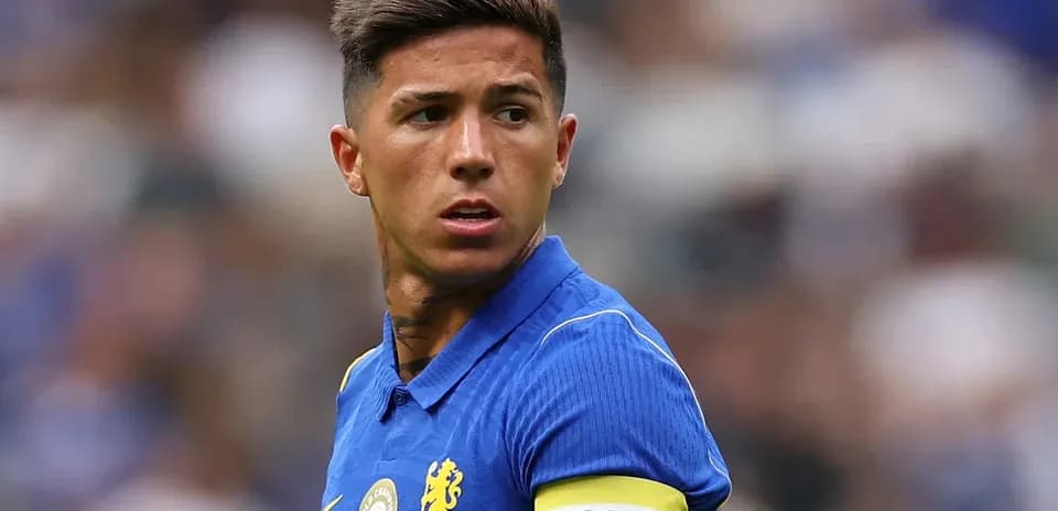 Jugador con cinta de capitán en camiseta azul