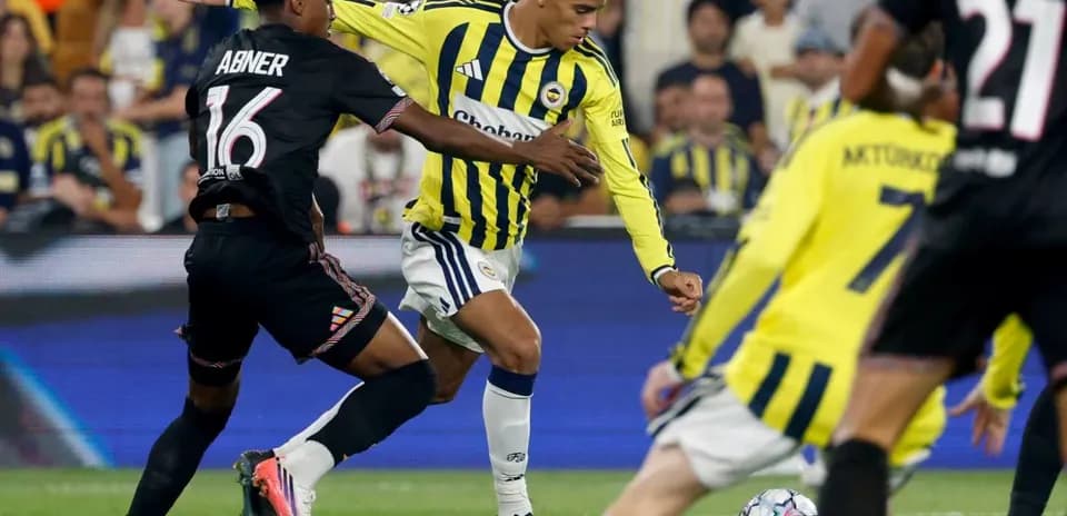 Abner y jugador de Fenerbahçe en acción