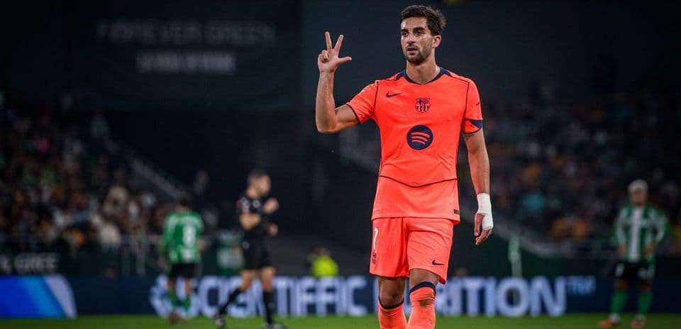 Jugador de Barcelona señalando al árbitro