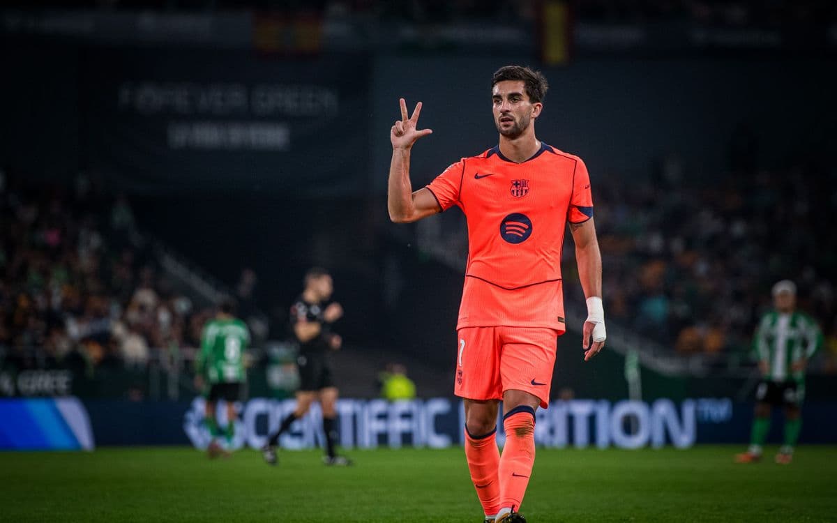 Jugador de Barcelona señalando al árbitro