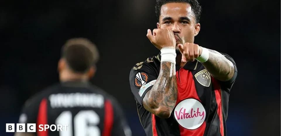 Jugador señalando durante el partido de fútbol