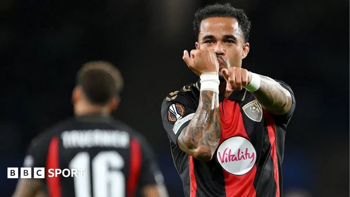 Jugador señalando durante el partido de fútbol