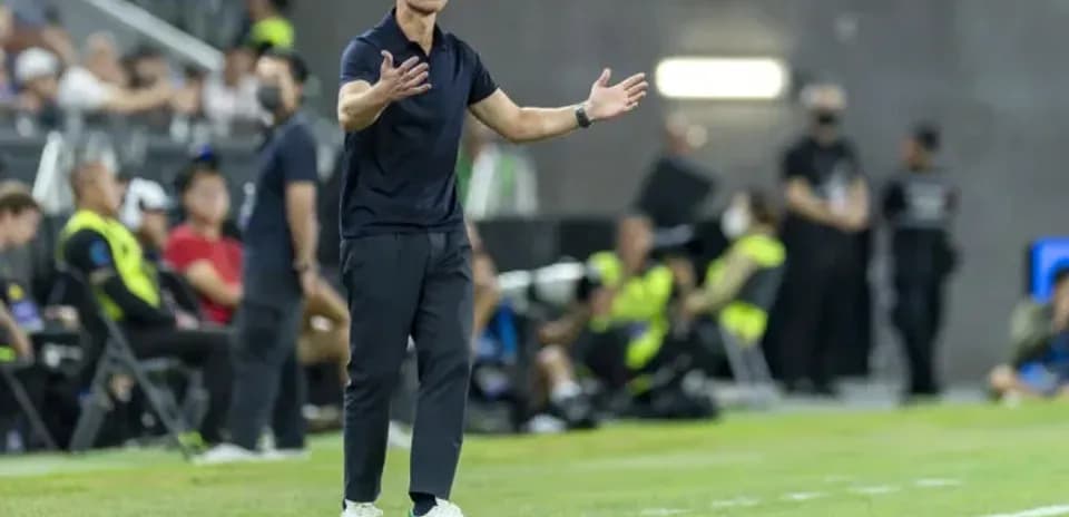 Entrenador dirigiendo a su equipo desde la banda