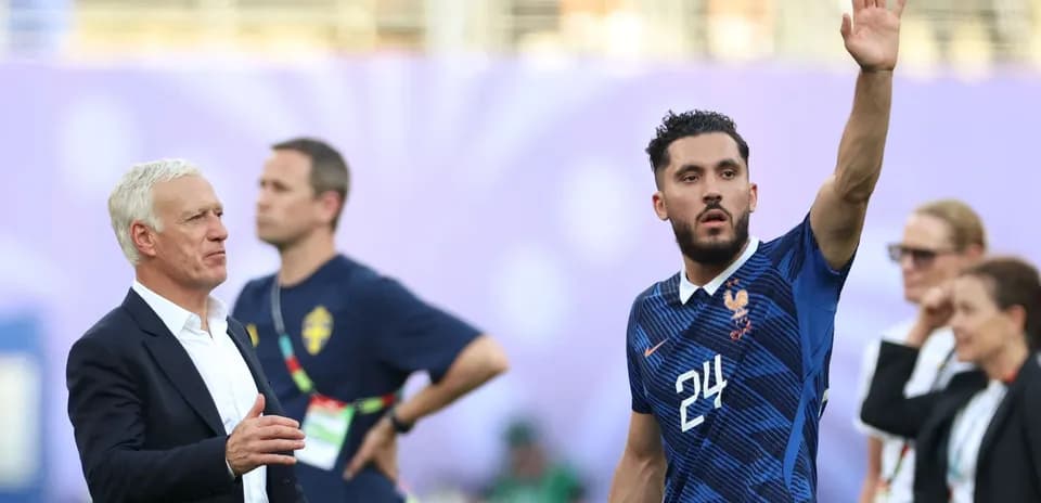 Jugador francés saludando al entrenador durante el partido
